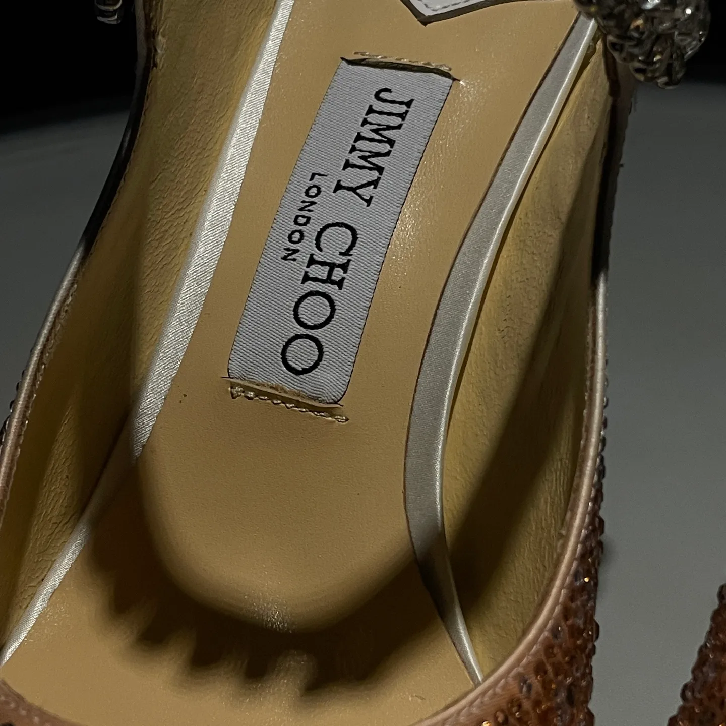 💕💕Factory direct selling price p680💕💕Jimmy Choo/Jimmy Choo classic diamond chain, pointed toe high-heeled slippers, crystal slippers, superb crystal slippers, so beautiful that you can’t take your eyes away. The shape of the shoes is very delicate, not too narrow and long, and the internal space is enough to allow the toes to relax enough. The rhinestones outline a charming arc on the instep, which is simply beautiful. It has a 360-degree surrounding fairy atmosphere, gorgeous but not exaggerated! ! The fabric is made of original customized material. The lining and toes are made of imported sheepskin. Customized A-grade Italian cowhide genuine leather sole. Heel height: 6.5cm 8.5cm Size: 35-39 (34/40/41/42/43 customized)
